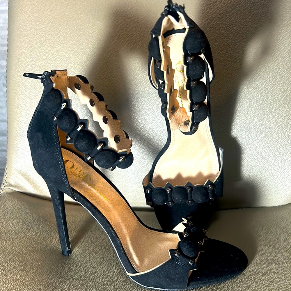 Gorgeous velvet Olivia heels, new, Sz 9